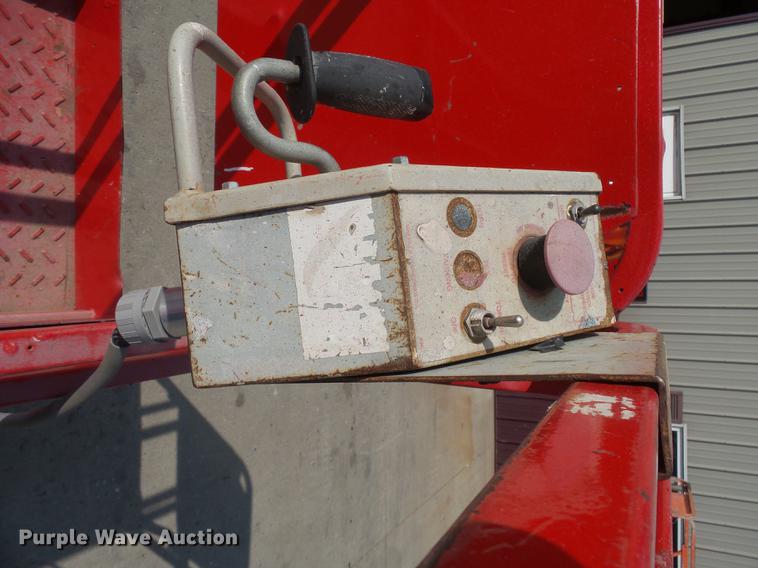 image for item DH9724 1998 Mec 2033ES scissor lift