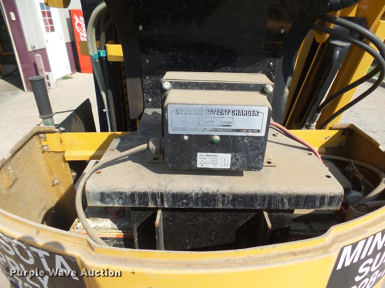 image for item DH9725 1999 Grove VM2639E vertical lift