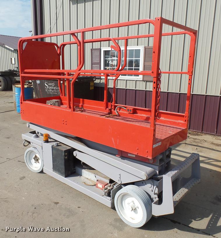 image for item DH9726 2000 Mec 2033ES scissor lift