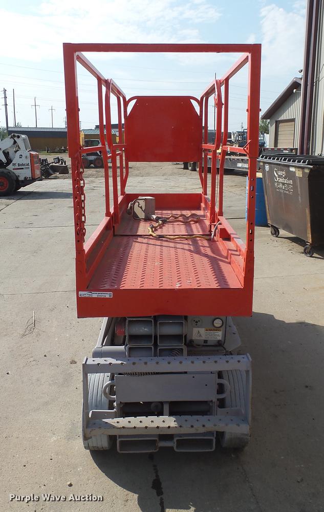 image for item DH9726 2000 Mec 2033ES scissor lift