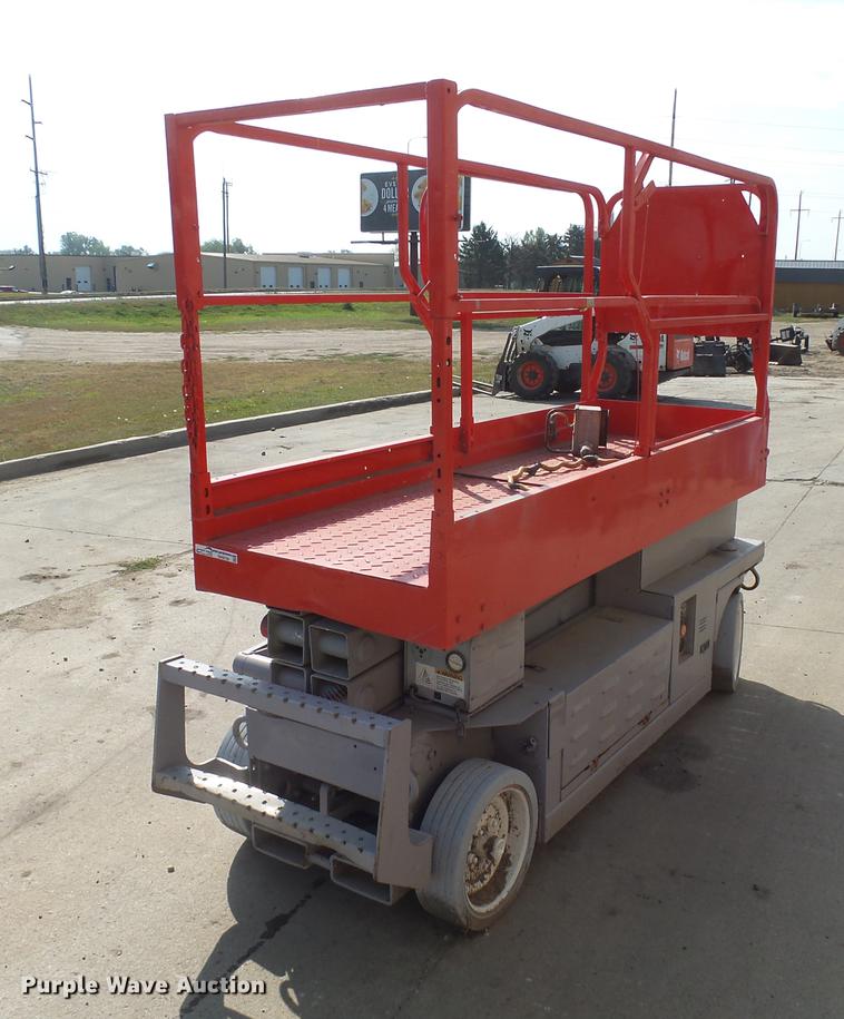 image for item DH9726 2000 Mec 2033ES scissor lift