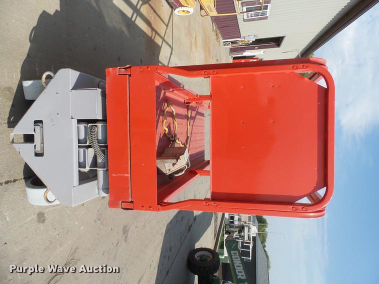 image for item DH9726 2000 Mec 2033ES scissor lift