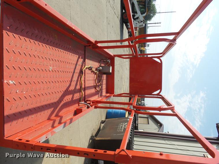 image for item DH9726 2000 Mec 2033ES scissor lift