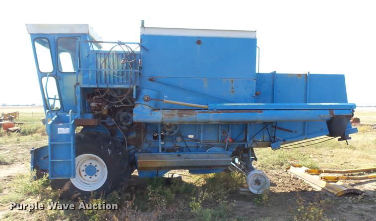 image for item DC3811 Ford 642 combine