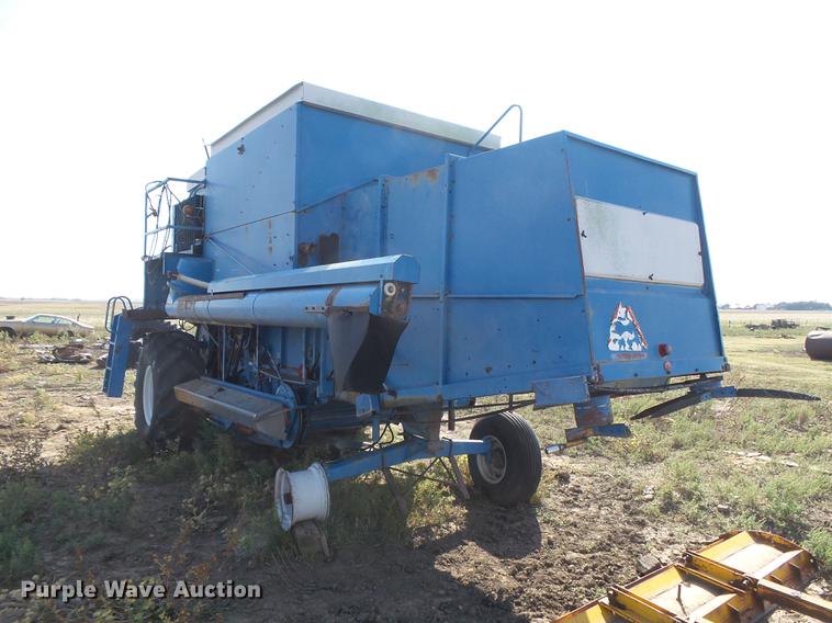 image for item DC3811 Ford 642 combine