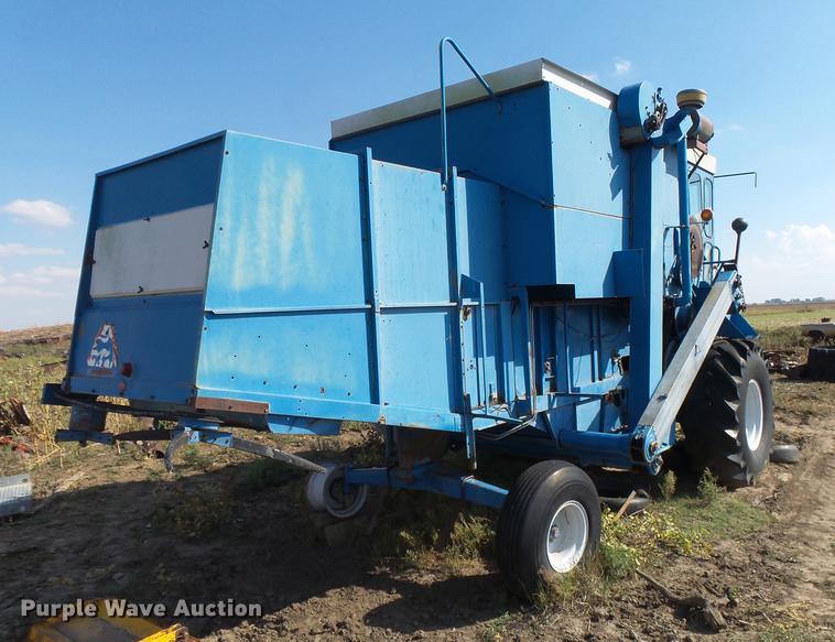 image for item DC3811 Ford 642 combine