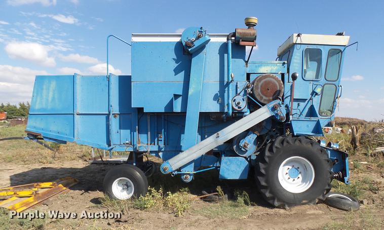 image for item DC3811 Ford 642 combine