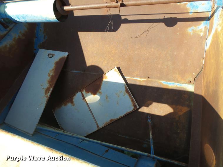 image for item DC3811 Ford 642 combine