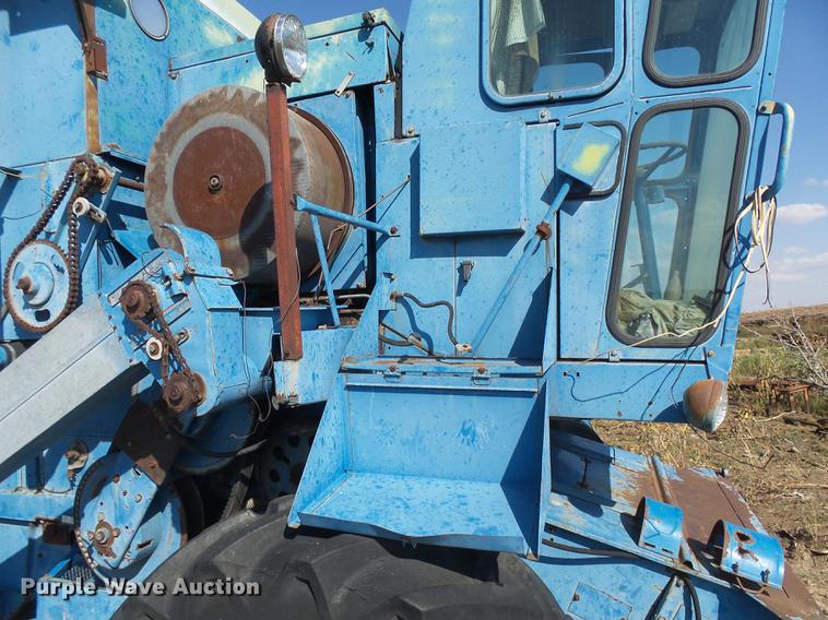 image for item DC3811 Ford 642 combine