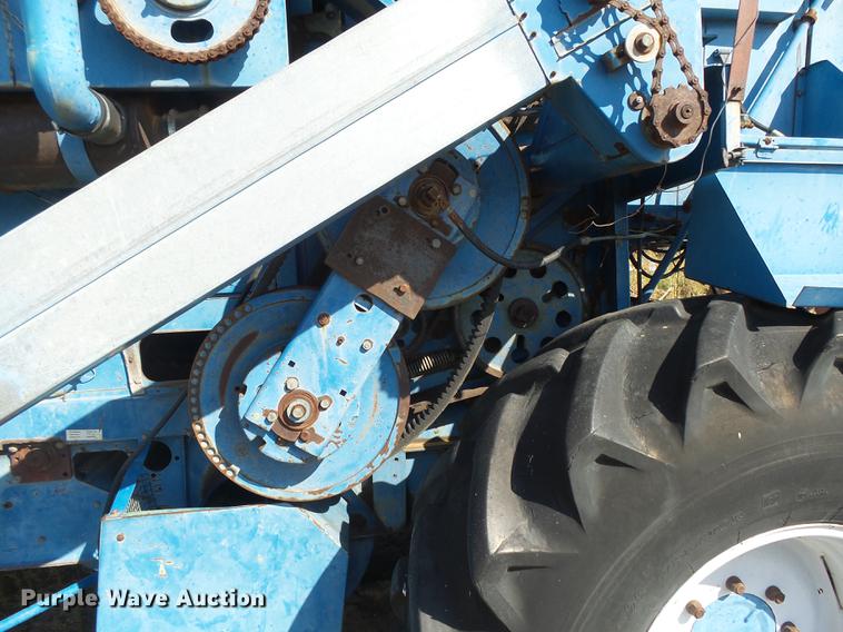 image for item DC3811 Ford 642 combine