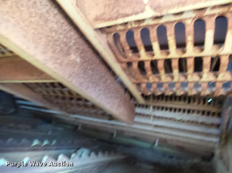 image for item DC3811 Ford 642 combine