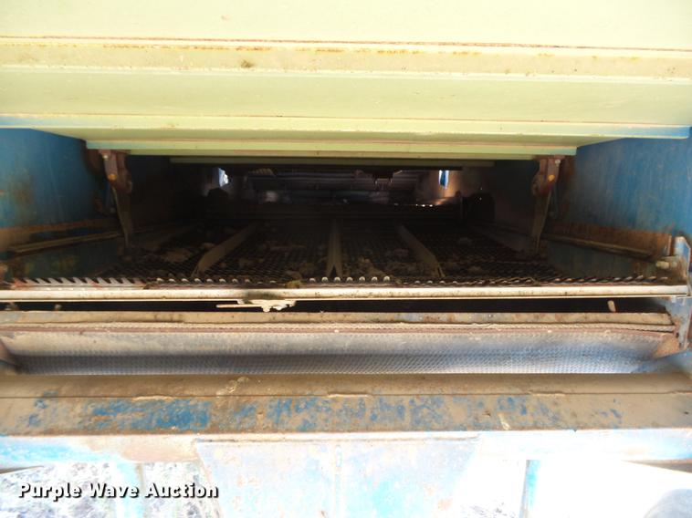 image for item DC3811 Ford 642 combine