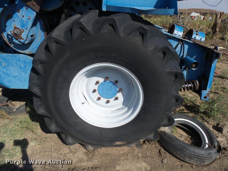 image for item DC3811 Ford 642 combine