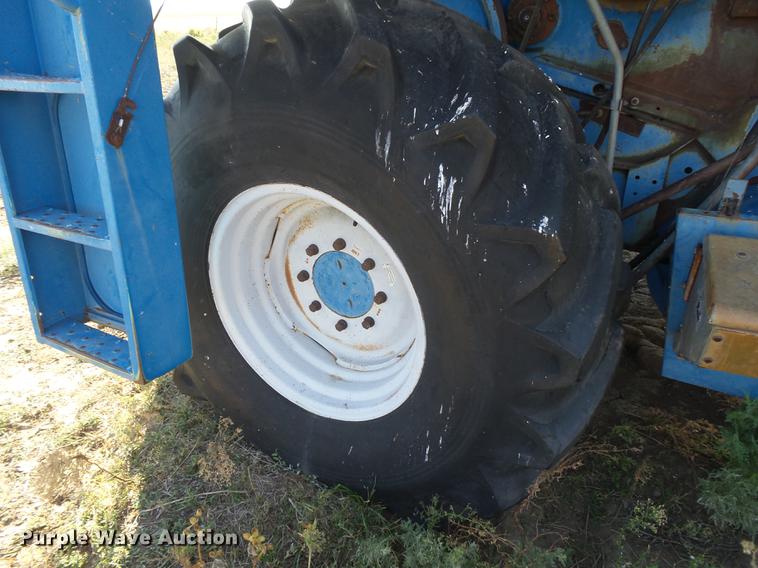 image for item DC3811 Ford 642 combine
