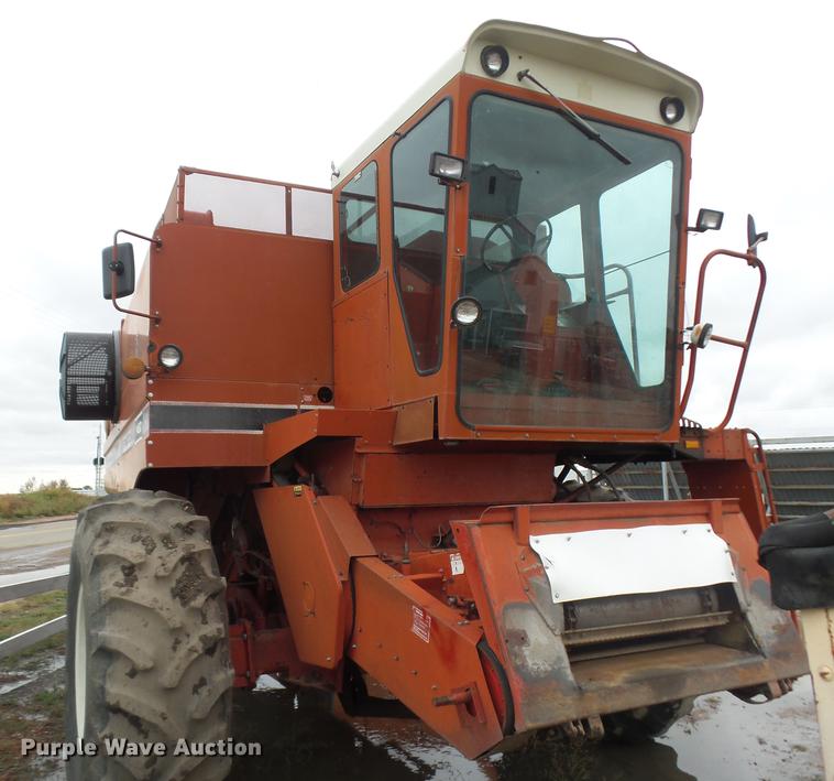 image for item DR9214 1981 International 1460 combine