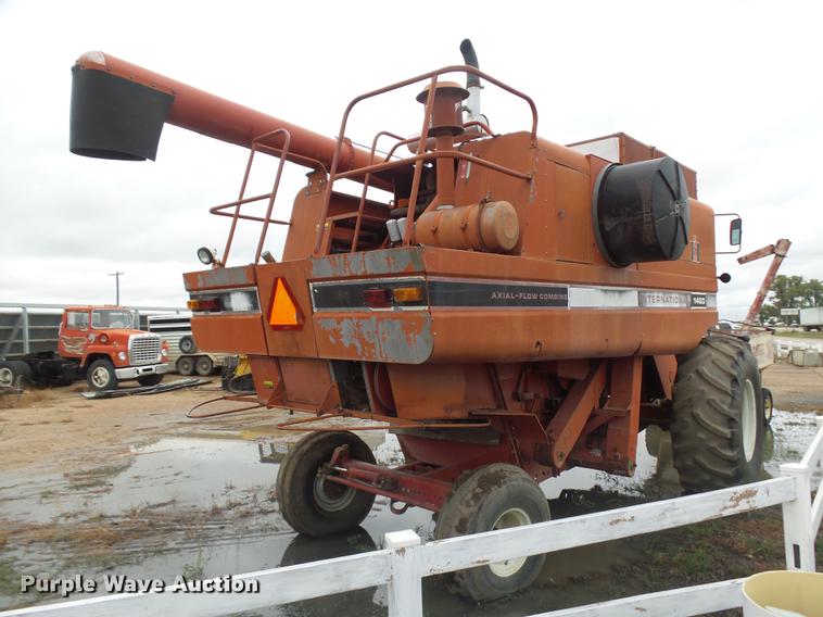 image for item DR9214 1981 International 1460 combine