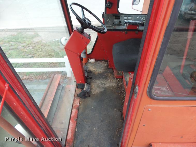 image for item DR9214 1981 International 1460 combine