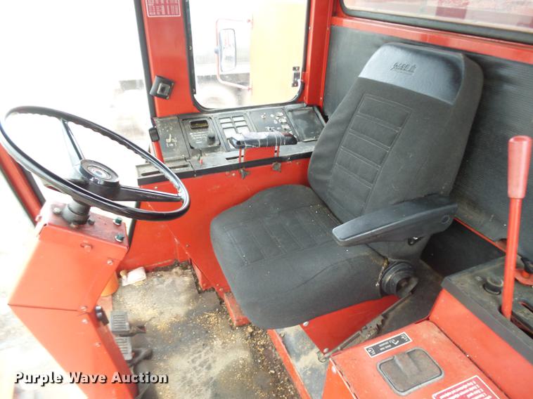 image for item DR9214 1981 International 1460 combine