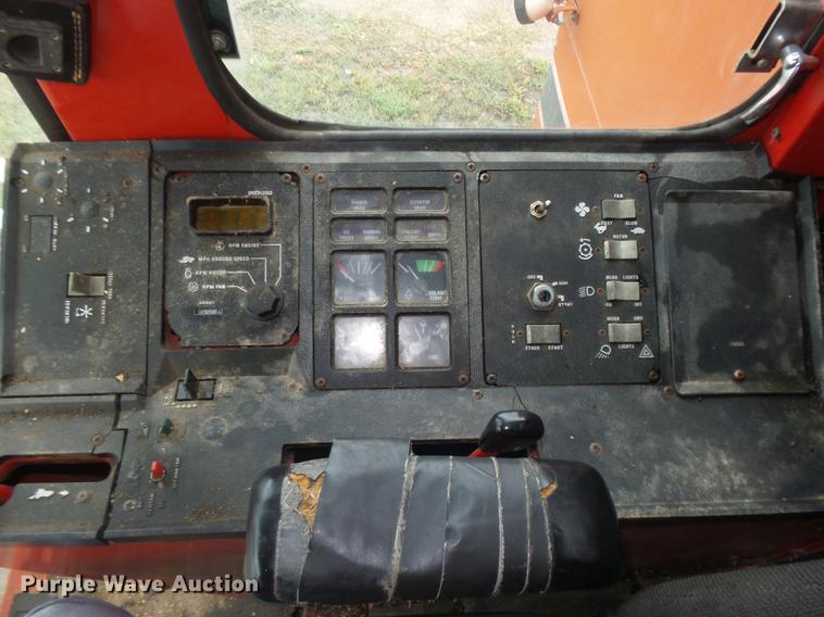 image for item DR9214 1981 International 1460 combine