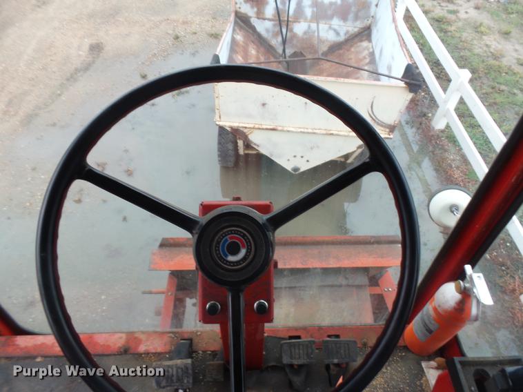 image for item DR9214 1981 International 1460 combine