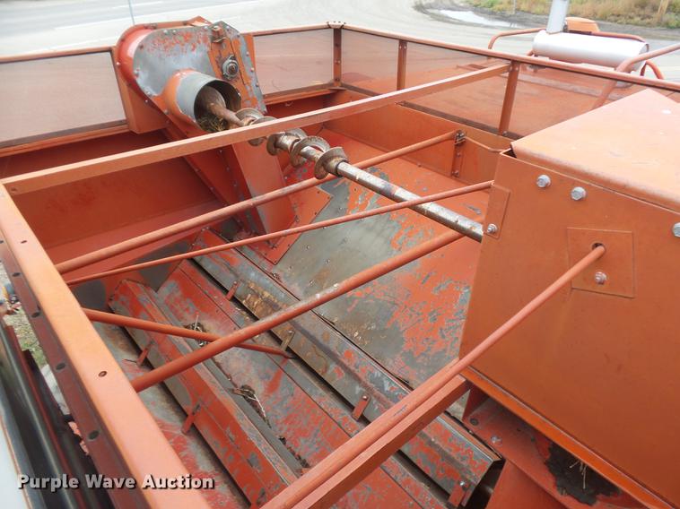 image for item DR9214 1981 International 1460 combine