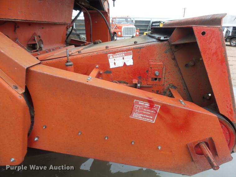 image for item DR9214 1981 International 1460 combine