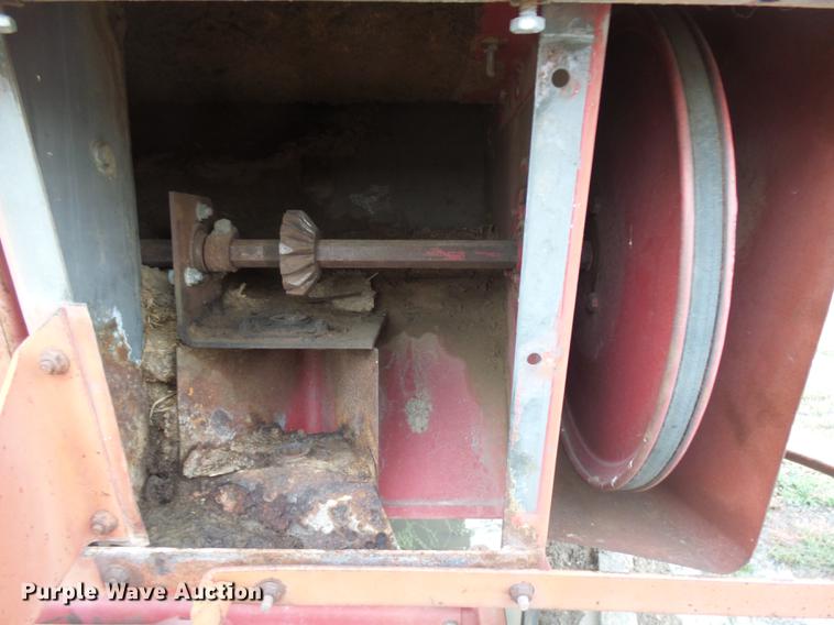 image for item DR9214 1981 International 1460 combine