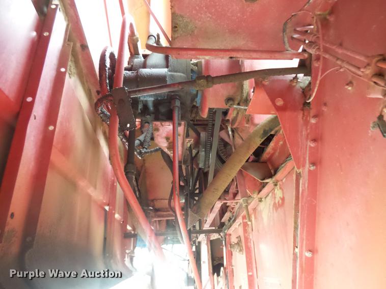 image for item DR9214 1981 International 1460 combine