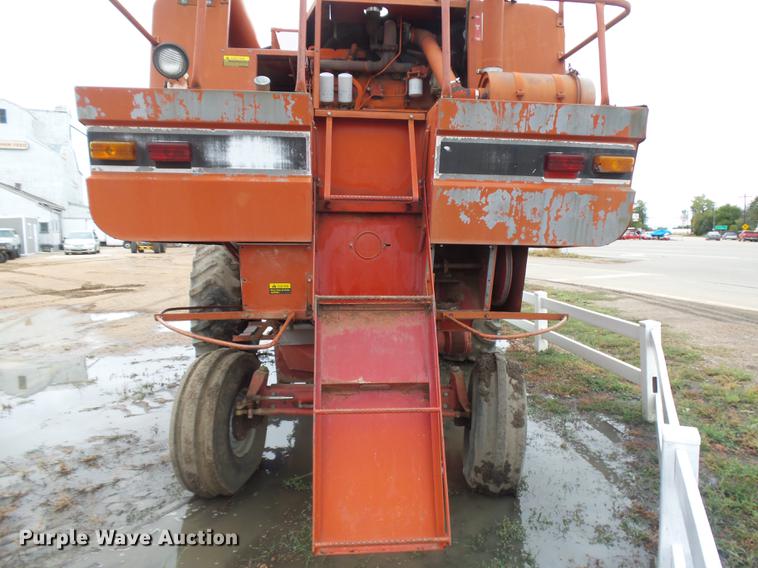 image for item DR9214 1981 International 1460 combine