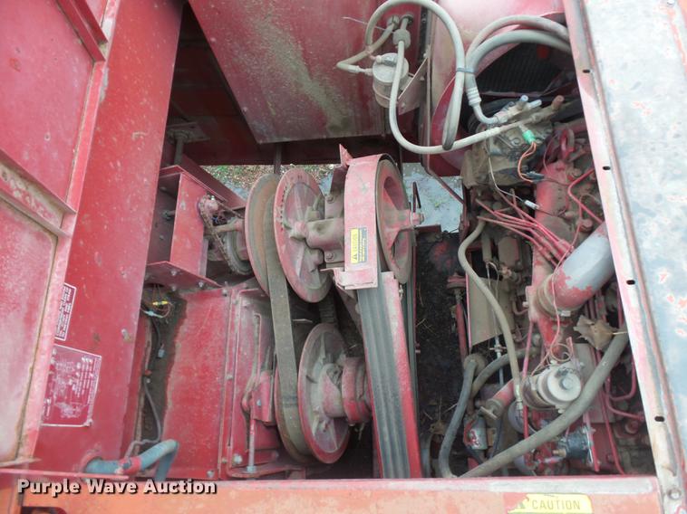 image for item DR9214 1981 International 1460 combine