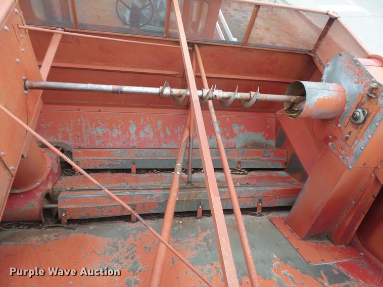 image for item DR9214 1981 International 1460 combine