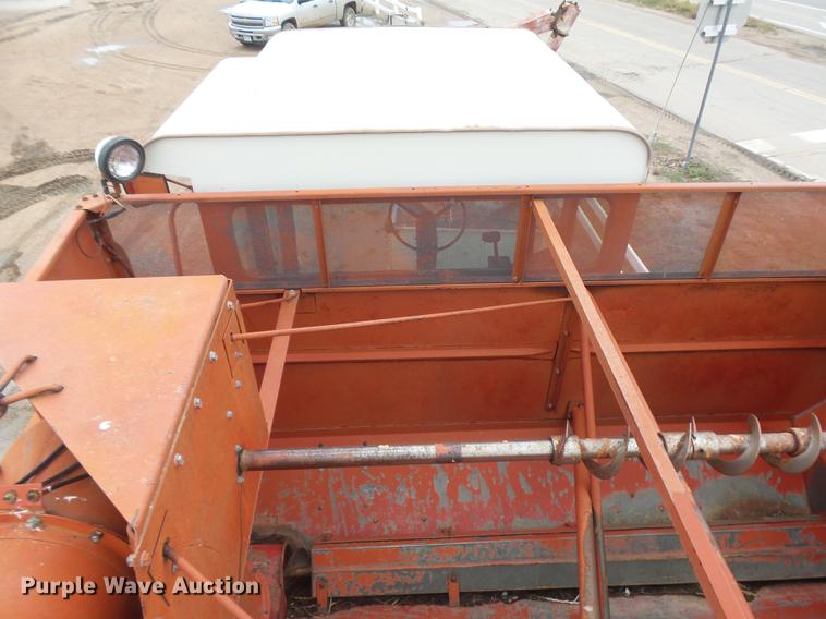 image for item DR9214 1981 International 1460 combine