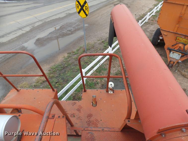 image for item DR9214 1981 International 1460 combine