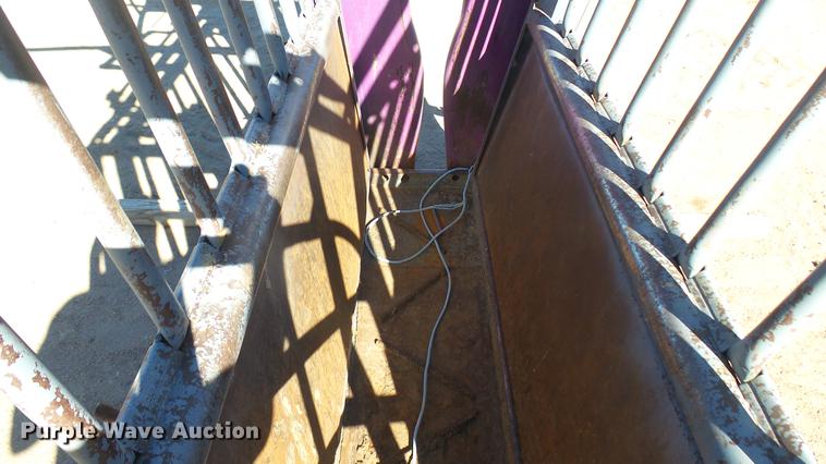 image for item DV9090 Squeeze chute