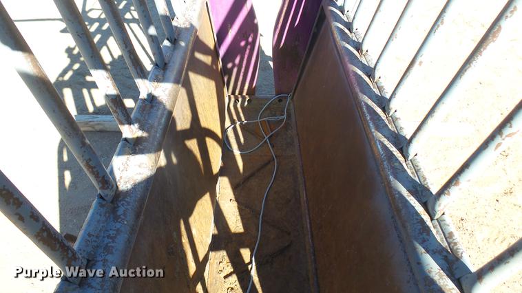 image for item DV9090 Squeeze chute