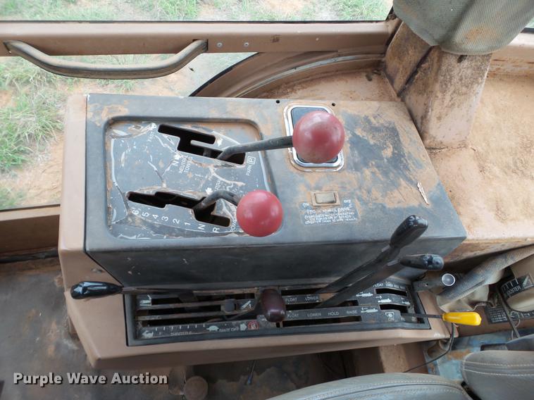 image for item L6656 1982 Allis Chalmers 8050 MFWD tractor