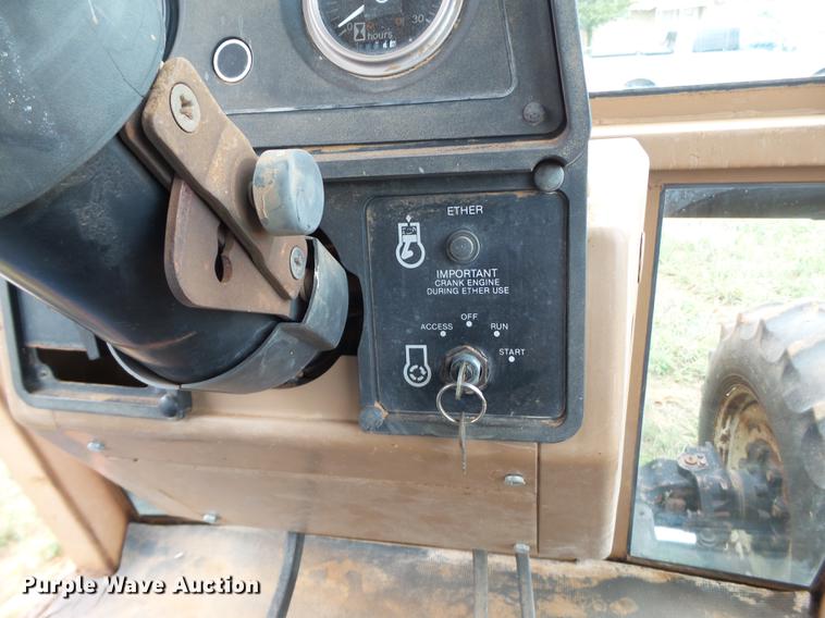 image for item L6656 1982 Allis Chalmers 8050 MFWD tractor