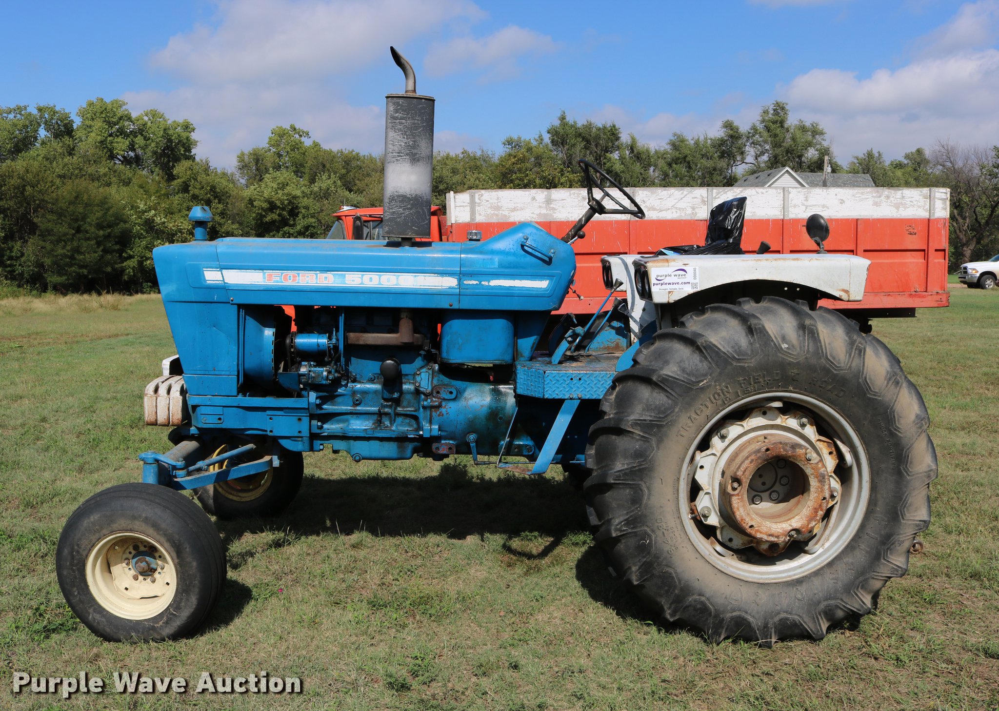 Ford 5000 tractor in Ellinwood, KS Item DD0045 sold Purple Wave