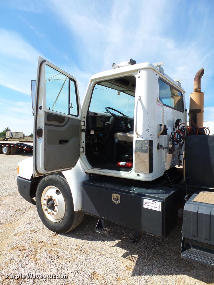 image for item DB4197 1996 International 8200 semi truck