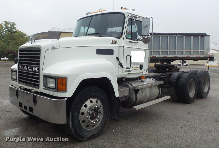 image for item DB6388 2000 Mack CH613 semi truck