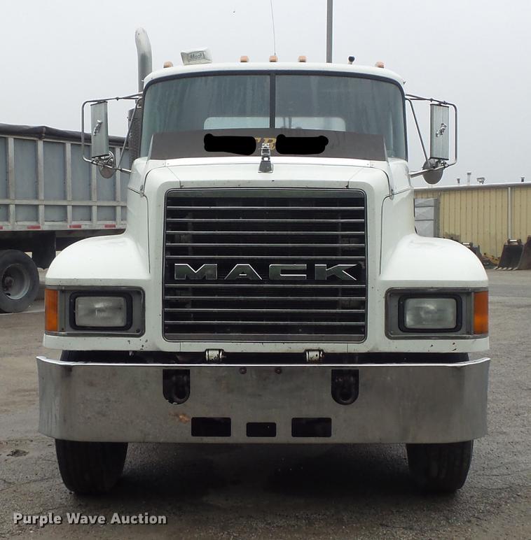 image for item DB6388 2000 Mack CH613 semi truck