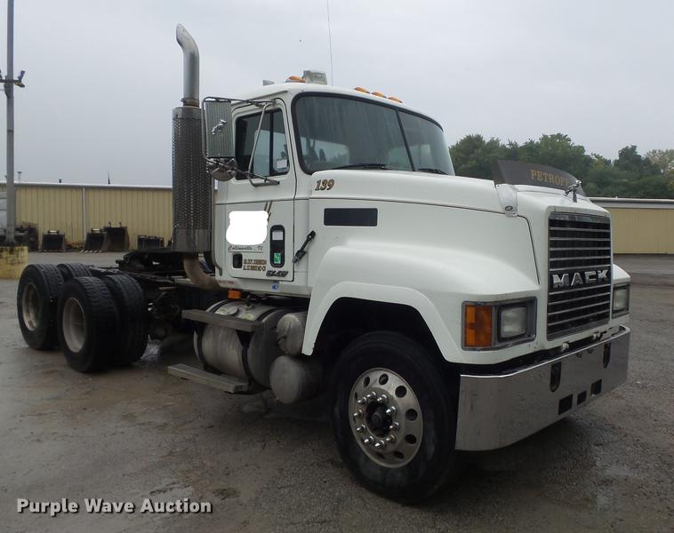 image for item DB6388 2000 Mack CH613 semi truck