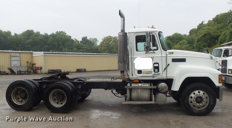 image for item DB6388 2000 Mack CH613 semi truck