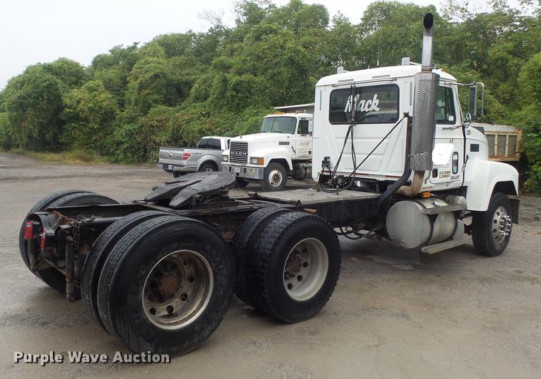 image for item DB6388 2000 Mack CH613 semi truck