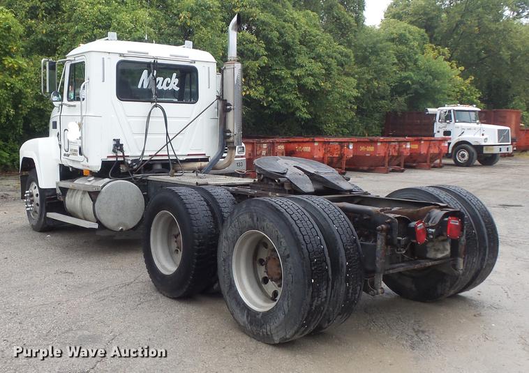 image for item DB6388 2000 Mack CH613 semi truck