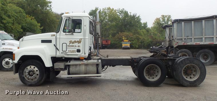 image for item DB6388 2000 Mack CH613 semi truck