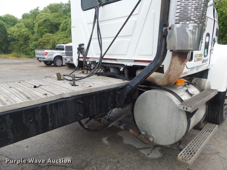 image for item DB6388 2000 Mack CH613 semi truck