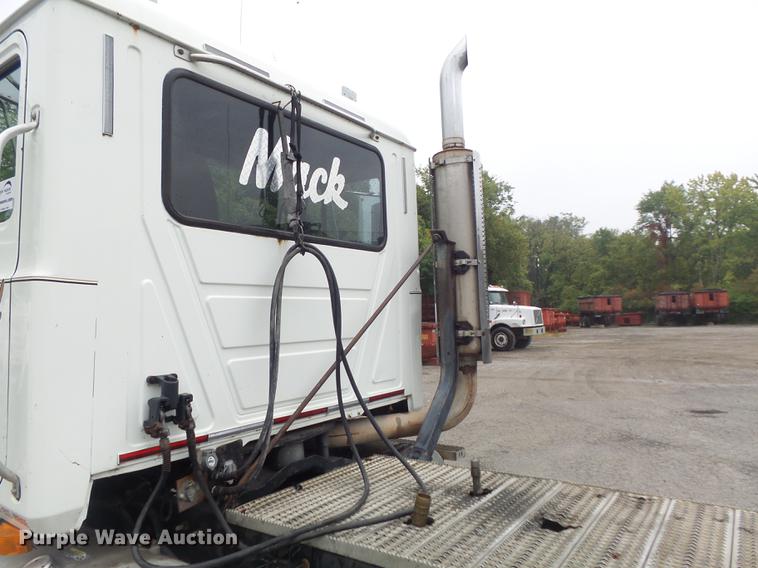 image for item DB6388 2000 Mack CH613 semi truck