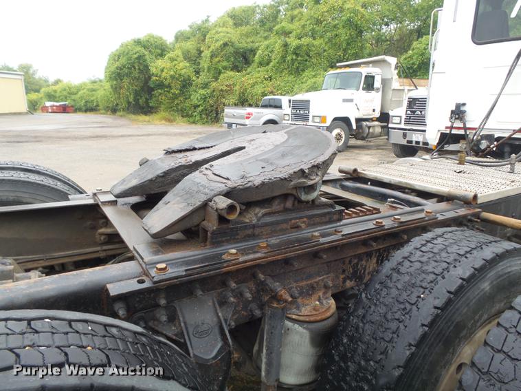 image for item DB6388 2000 Mack CH613 semi truck