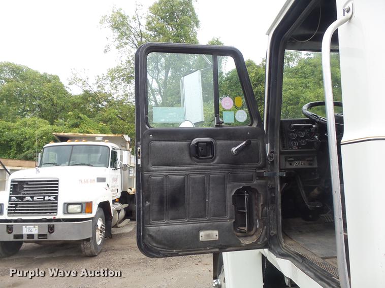 image for item DB6388 2000 Mack CH613 semi truck